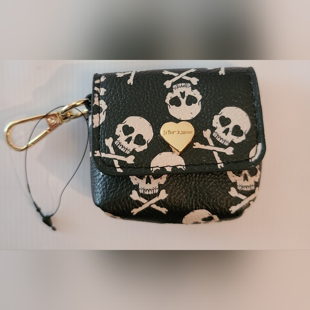 BETSEY JOHNSON SKULLS BONES AIRPOD CASE MINI POUCH COIN BAG CHARM CLIP - Picture 2 of 12